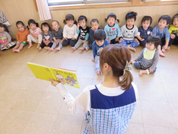 絵本を読み聞かせ