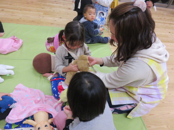 お人形さんでおんぶ